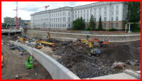 28.06.16 - Einbau der Mauerkronen. Rechts wird der Aushub fr die Versorgungsrohren getrennt.