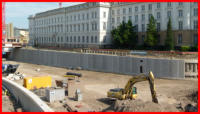 26.08.16 - An der B7 sind die Vorhangschalen nun fertig aufgehngt. Hinter dem Loch in der wand befinden sich die Fernwrmerohre zur ex DB-Direktion.