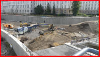 28.09.16 - An der Brcke wird das Gelnde nun auf die entgltige Hhe planiert.