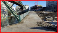 25.11.16 - Der freigrrumte Brgersteig fr die Fugngerumleitung. Blick von der  Wupperbrcke Sdstrae.