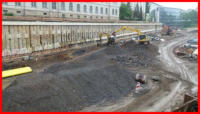 01.06.15 - Groe Mengen an Schotter wurden angeliefert. Im Hintergrund wird das Erdreich durchgesiebt.