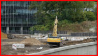 01.10.16 - Die alten Fernwrmerohren werden nun zerkleinert.
