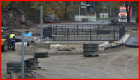 07.11.16 - An der Brcke Sdstrae werden heute die Bordsteine gesetzt.