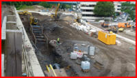 27.06.16 - Der Graben fr die Rohre wird weiter ausgehoben.