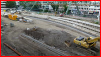 06.07.16 - Die Bordsteine liegen nun  auch in der Fahrbahnmitte.