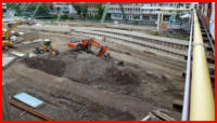 05.07.16 -  Hinten werden die Bordsteine gesetzt. Im Vordergrund ist der Mittelstreifen abgesteckt worden.
