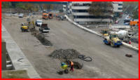 03.11.16 - In der Straenmitte werden die Halterungen fr die Straenbeleuchtung eingebaut.