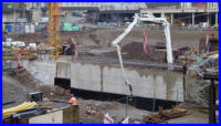 23.02.16 - Am Fu der mauer wird nun ein Betonsockel gegossen.