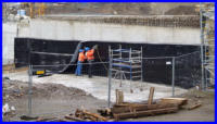 24.02.16 - Die Wand wird nun abgedichtet.