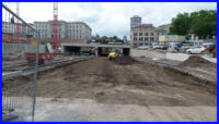 14.06.16 - An der Nordseite der B7 wird der Unterbau eingebaut.