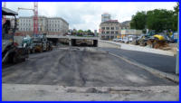 28.06.16 - Die erste Teerdecke liegt nun. An der Mauer wurden die letzten Abschlusteine eingebaut.