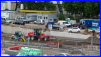 14.06.16 - An der Nordseite der B7 wird der Unterbau eingebaut.