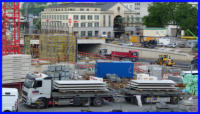 27.06.16 - Der Nordteil wird nun geteert. Der Teer wurde per Tieflader unter der Geschftsbrcke befrdert.