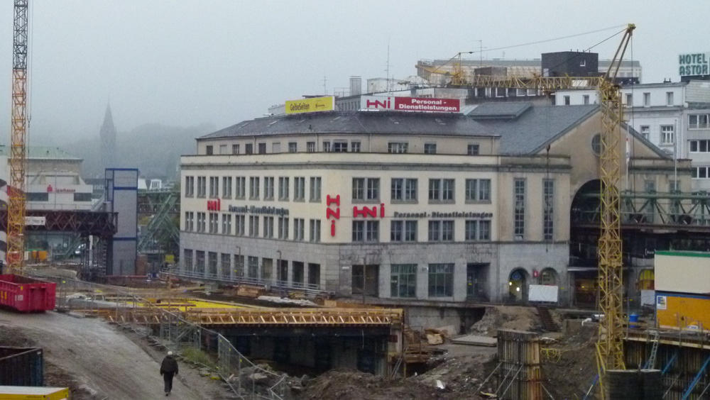 14.06.16 - An der Nordseite der B7 wird der Unterbau eingebaut.