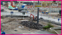 22.06.16 - Die alten Kantensteine an der Verkehrsinsel werden nun ausgebaut.
