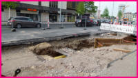 18.05.16 - Links wurden die Rohre bereits wieder verdekt. Rechts wird gerade der Graben neu ausgehoben