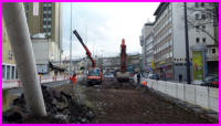 12.01.2016 - Auf der B7 werden nun die Lichtmasten aufgestellt. Ferner wird die Betonfahrbahn ausgebaut.