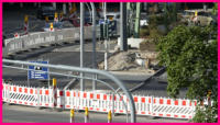 04-10-16 - Die Verkehrsinsel wird nun gepflastert.