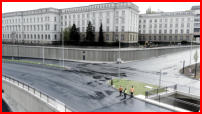 03.05.17 - Eine dnne flssige Schicht von flssigem Teer wurde aufgetragen. Und Markierungen fr den Asphalteinbau.