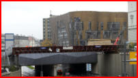 20.11.17 - Die prov. Brcke wird nun wieder zurckgebaut. Am Wochenende wird sie ausgehoben. Zuerst wird die Asphaltdecke ausgebaut.