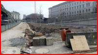 15.03.17 - Der Bordsteine und die Asphaltschicht sind fertig ausgebaut.