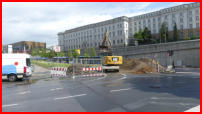 07.06.17 - Das Erdreich wird durchgesiebt.