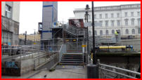 20.11.17 - Die prov. Brcke wird nun wieder zurckgebaut. Am Wochenende wird sie ausgehoben. Zuerst wird die Asphaltdecke ausgebaut.