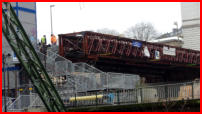 20.11.17 - Die prov. Brcke wird nun wieder zurckgebaut. Am Wochenende wird sie ausgehoben. Zuerst wird die Asphaltdecke ausgebaut.