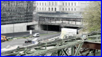 13.04.17 - Ein Gerst wird hier nun aufgebaut.Blick vom Parkhaus Hofaue.