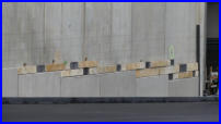 04.05.17 - Die Wand unterhalb des Investorgebude wird wie die Mall verkleidet.