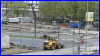 04.05.17 -  11:20  Die letzte Asphaltschicht wurde heute eingebaut. Blick vom Hoteleingang.