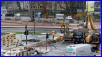 24.11.17 - Nach nur 6 Monaten wird die Strae schon wieder aufgerissen.Da die B7 in Richtung Osten wegen des Brckenabbau gesperrt ist wurde hier nach dem verschwundenem Leerohr gesucht.