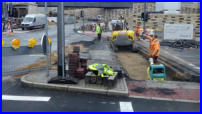 24.11.17 - Nach nur 6 Monaten wird die Strae schon wieder aufgerissen.Da die B7 in Richtung Osten wegen des Brckenabbau gesperrt ist wurde hier nach dem verschwundenem Leerohr gesucht.