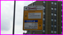 23.06.17 - Die Wegweisere zum Bahnhof wurde mit einem Kreuz verhangen.