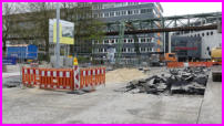 06.04.17 - Der neue Asphaltbelag wurde zerlegt und wird nun ausgebaggert.