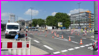 01.06.17 - Auf der Kreuzung werden die letzten Fahrbahn Markierungen aufgebracht.