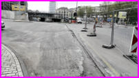 28.04.17 - Ein Groteil der  Asphalt-Verschleischicht wurde wieder auf der Kreuzung entfernt.