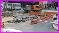 06.04.17 - Der neue Asphaltbelag wurde zerlegt und wird nun ausgebaggert.