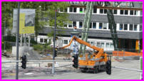 11.05.17 - An der Morianstrae werden noch die Ausleger gestrichen.