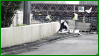 13.04.17 - Die Mauer zur B7 erhlt noch etwas Farbe.
