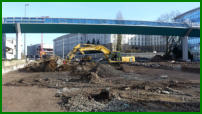 02.02.17 - Der Mittelstreifen wird nun zurckgebaut. Die Baumreste wurden weiter umgeschichtet.