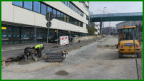 15.03.17 - Die Bordsteine werden gesetzt.