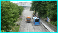 31.05.17 - viel Staub bein Kehren der Strae..Die Linienbusse bahnen sich Ihren Weg durch die Baustelle.