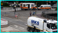 06.07.17 - Die letzten Fahrbahnmarkierungen werden aufgetragen.