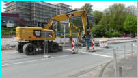 12.05.17 - Ein Kabelgraben wird hier ber der Strae gezogen.