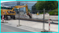 24.05.17 - Am Mittelstereifen wird der Mutterboden eingebaut.