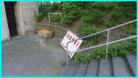 27.05.17 - Diese Treppe neben der IHK wird wohl am Montag gesperrt.Die Absperrungen stehen bereite neben der Treppe.