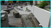 06.07.17 - Der Brgersteig ist fast fertig. Die Mauer hat auch noch etwas Farbe bekommen.