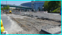 10.05.17 - Die Fahrbahnreste wurden abgefahren. Nun knnen die Bordsteine eingebaut werden.
