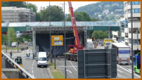 06.07.17 - Die  Vorbereitungsarbeiten fr das Erffnungsfest laufen auf Hochtouren. Hier der Aufbau der groen Bhne.